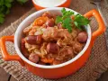Pyszny bigos z kiełbasą i kapustą. Czy bigos jest keto? Zależy od składników, ale ta wersja wygląda apetycznie!
