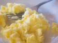 Puszysta jajecznica z 3 jajek, idealna na śniadanie. Zastanawiasz się, ile białka ma taka porcja?