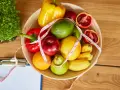 Miska pełna owoców i warzyw, miarka krawiecka. Idealne składniki na zdrowy dieta 500 kcal jadłospis na tydzień.