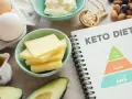 Jajka, ser, awokado, oliwa, orzechy i jagody. Idealne produkty, gdy zastanawiasz się, co jeść przy infekcji wirusowej, wspierając dietę ketogeniczną.