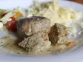 Pyszne pulpety w sosie koperkowym, podane z ziemniakami i sałatką.