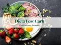 Talerz z jedzeniem na diecie low carb: brokuły, wędlina, jajko sadzone, truskawki i orzeszki. Idealne proporcje dla zdrowia.