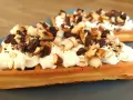 Dwa keto gofry z mascarpone, udekorowane kawałkami czekolady i orzechów. Idealne na deser.