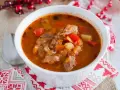 Aromatic keto zupa gulaszowa z kawałkami mięsa i warzyw w głębokim, czerwonym bulionie.