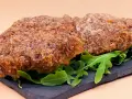 Dwa soczyste kotlety wieprzowe, idealne do burgerów. Wypróbuj nasz przepis na hamburgery z mięsa mielonego wieprzowego!