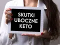 Kobieta w białej bluzce prezentuje tablet z napisem "SKUTKI UBOCZNE KETO".