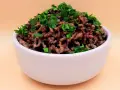 Mielona wołowina z natką pietruszki w białej miseczce. Idealna baza do wielu dań, np. do sosu bolognese. Prosty przepis na wołowinę.