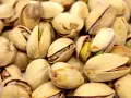 Mnóstwo pistacji, idealnych na keto przekąskę. Zielone wnętrza kuszą, a skorupki otwierają się, zapraszając do chrupania.