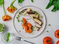 Kolorowe śniadanie na talerzu: kanapka z serem i burakiem, pomidory, kiełki. Idealne na dietę 1800 kcal 4 posiłki.
