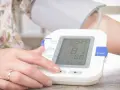 Osoba mierzy ciśnienie, sprawdzając wpływ diety keto na nadciśnienie.