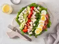 Kolorowa sałatka z kurczakiem, jajkiem, awokado i serem pleśniowym. Idealna na dietę niskowęglowodanową - jadłospis tygodniowy.