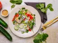 Sałatka z kurczakiem, makaronem ryżowym, ogórkiem, papryką i edamame. Idealna na dietę 1300 kcal.