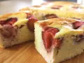 Pyszne keto ciasto z jogurtem greckim i truskawkami, idealne na deser.
