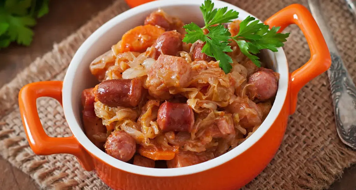 Pyszny bigos z kiełbasą i kapustą. Czy bigos jest keto? Zależy od składników, ale ta wersja wygląda apetycznie!