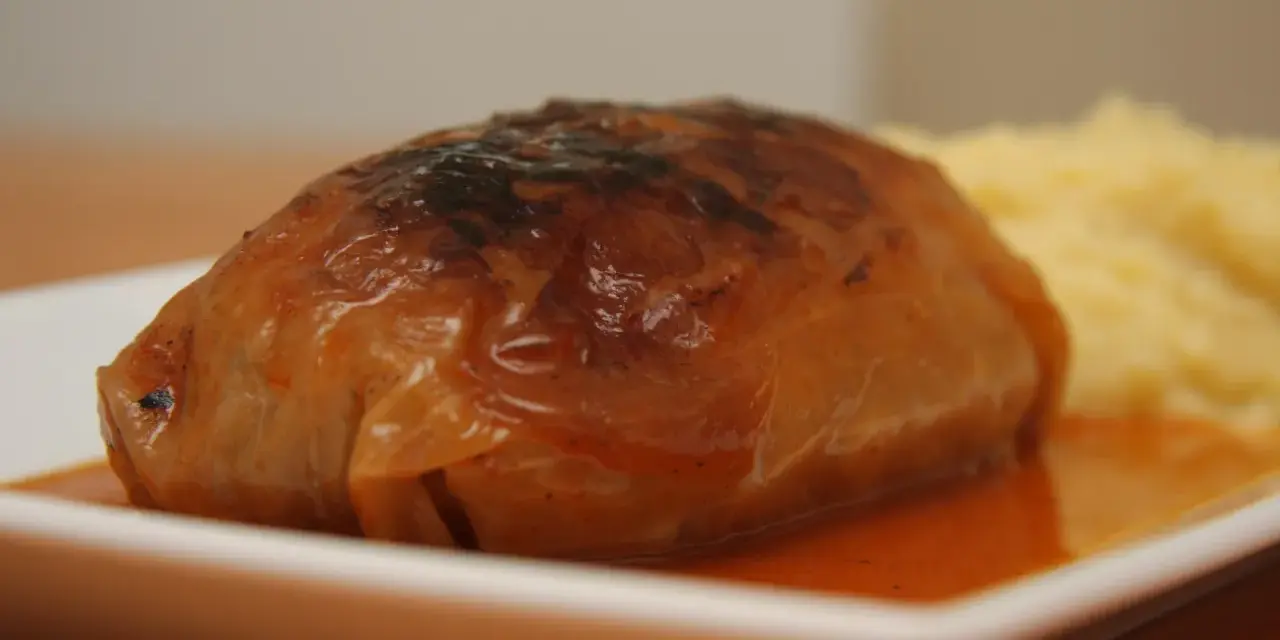 Gołąbek w sosie pomidorowym z puree ziemniaczanym. Zastanawiasz się, ile kcal mają gołąbki w sosie pomidorowym?