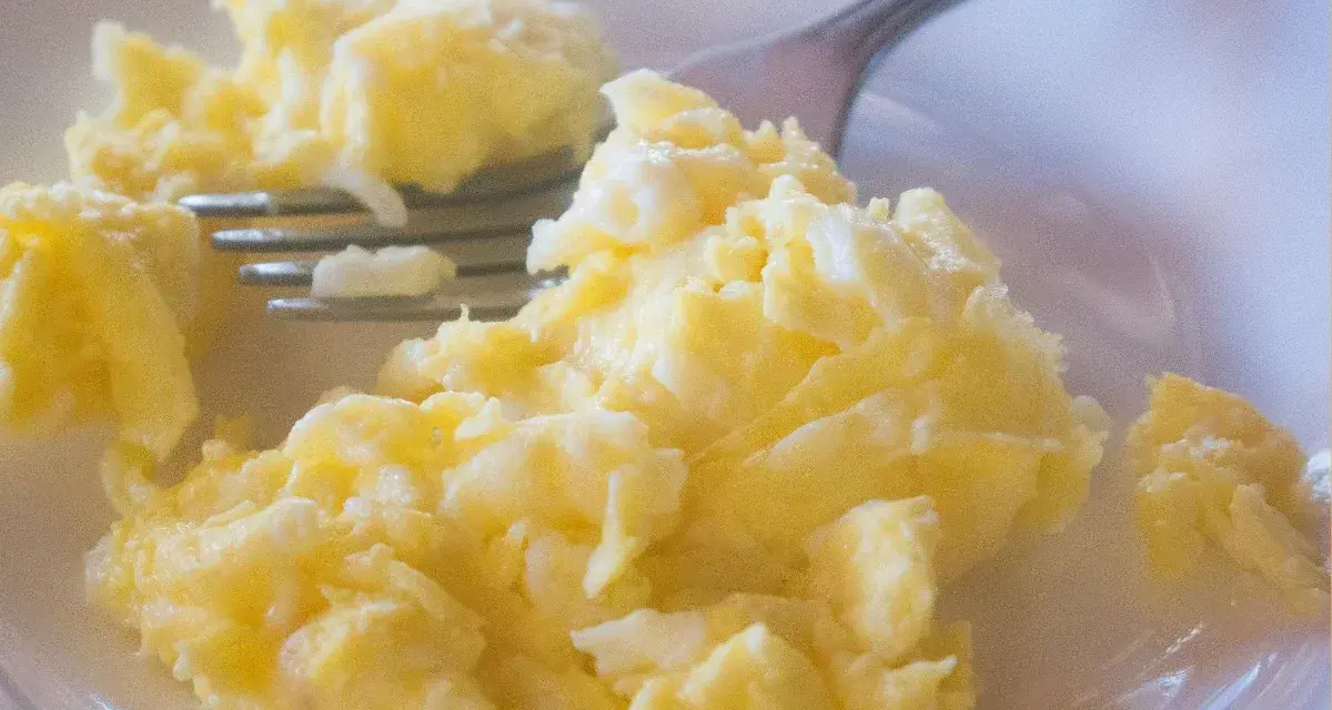 Puszysta jajecznica z 3 jajek, idealna na śniadanie. Zastanawiasz się, ile białka ma taka porcja?