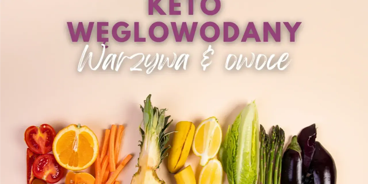 Keto dieta: w czym są węglowodany? Warzywa i owoce na talerzu: pomidory, pomarańcze, marchew, ananas, banany, cytryny, sałata, szparagi, bakłażany, kapusta.
