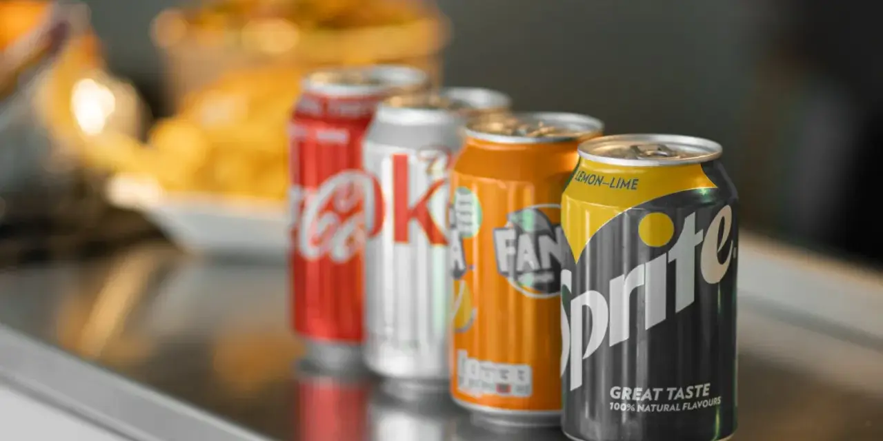 Puszki Coca-Cola, Fanta i Sprite. Idealne na keto, gdy masz ochotę na coś słodkiego bez cukru.