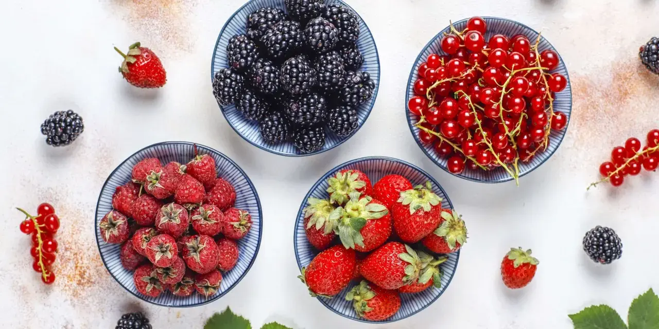 Na keto można jeść borówki, maliny, truskawki i porzeczki. Te owoce są niskowęglowodanowe i pełne witamin.