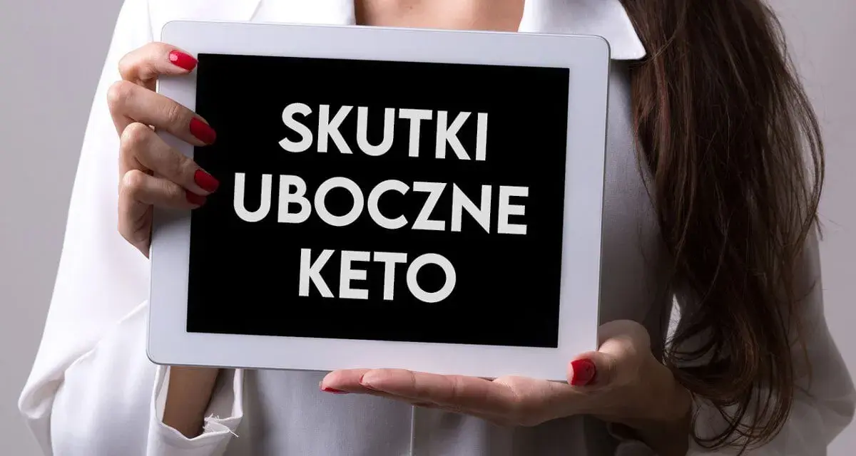 Kobieta w białej bluzce prezentuje tablet z napisem "SKUTKI UBOCZNE KETO".