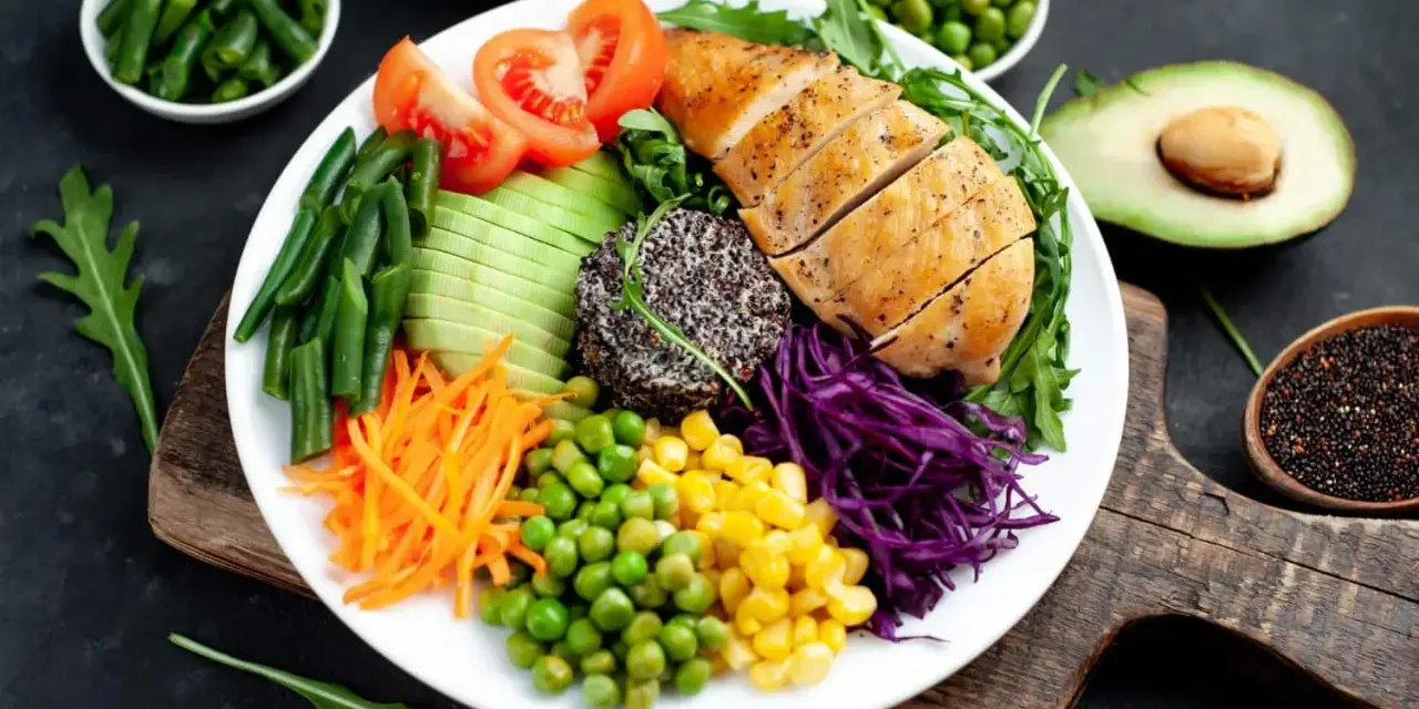 Kolorowa sałatka z kurczakiem, awokado, warzywami i komosą ryżową. Idealna na dietę low carb, z niską zawartością węglowodanów.