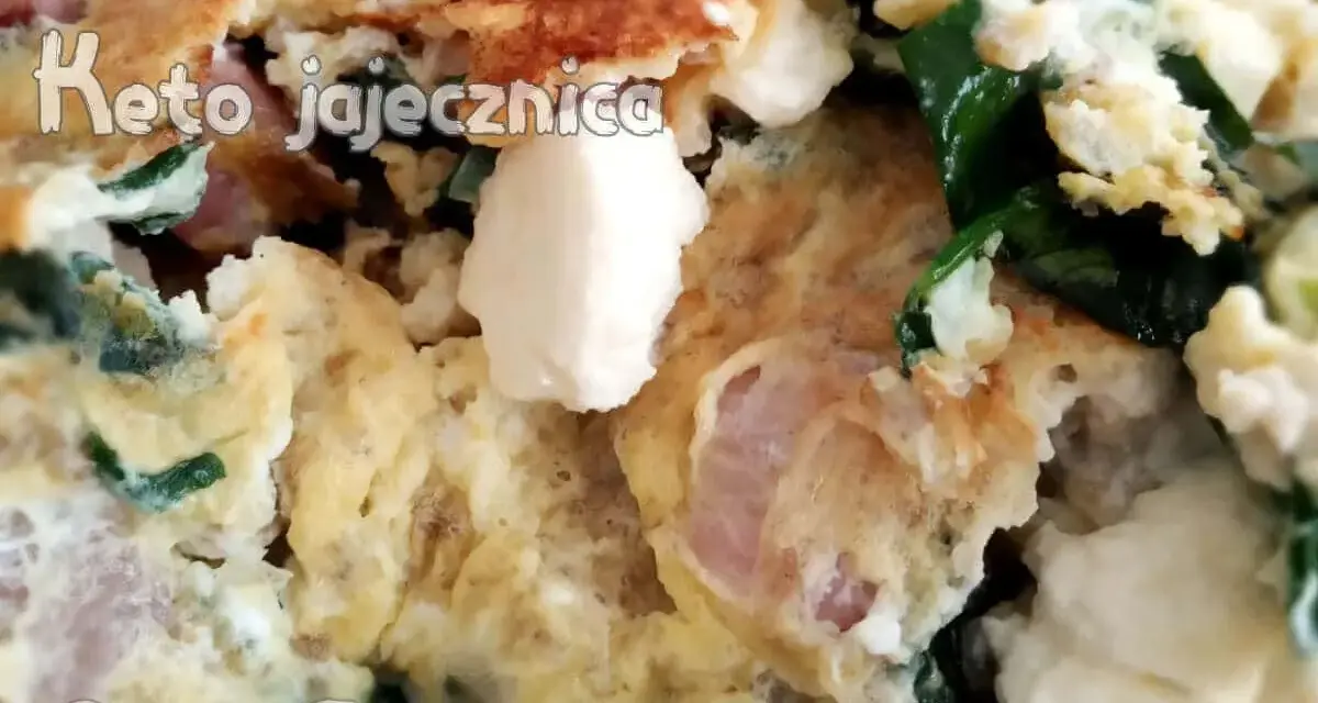 Pyszna keto jajecznica z szpinakiem i boczkiem. Idealna na śniadanie, z ilu jajek? Trudno powiedzieć, ale wygląda na sporą porcję!