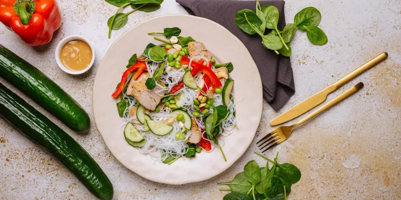 Sałatka z kurczakiem, makaronem ryżowym, ogórkiem, papryką i edamame. Idealna na dietę 1300 kcal.