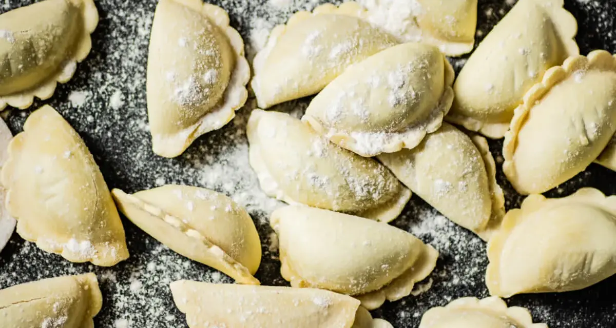 Surowe pierogi, gotowe do gotowania. Idealne na keto obiad, jeśli masz dobry pierogi keto przepis.