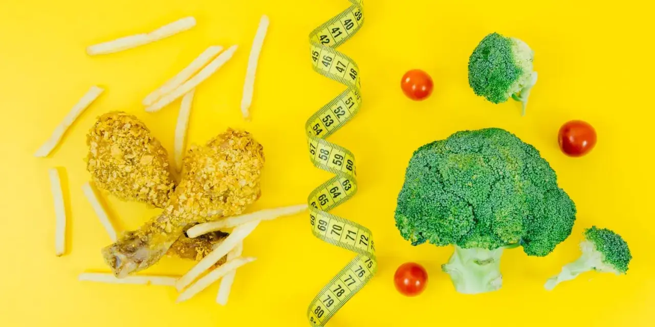 Po lewej frytki i panierowany kurczak, po prawej brokuły i pomidorki. Miarka krawiecka symbolizuje, że dzięki diecie low carb schudłam.