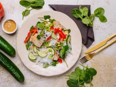 Sałatka z kurczakiem, makaronem ryżowym, ogórkiem, papryką i edamame. Idealna na dietę 1300 kcal.