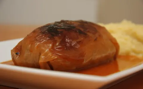 Gołąbek w sosie pomidorowym z puree ziemniaczanym. Zastanawiasz się, ile kcal mają gołąbki w sosie pomidorowym?