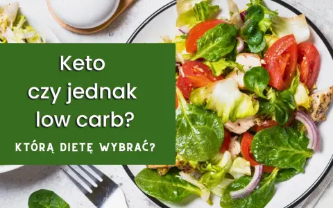 Świeża sałatka z kurczakiem i warzywami. Zastanawiasz się, jak ograniczyć węglowodany? Keto czy low carb – którą dietę wybrać?