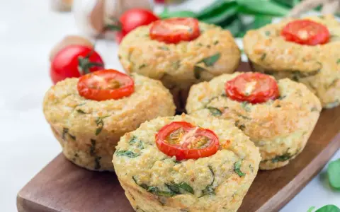 Keto muffiny warzywne z pomidorkami na desce drewnianej.