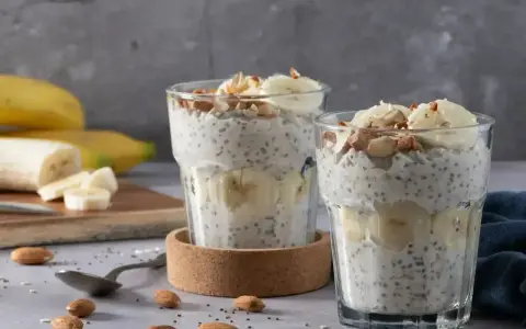 Pyszny deser z nasion chia i bananów, który nie zaszkodzi na stawy. Posypany migdałami.