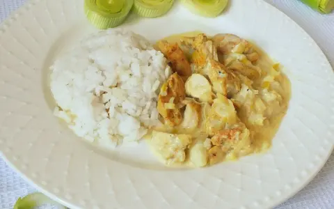Pyszny kurczak w mleku kokosowym z ryżem i porem. Aromatyczne danie, które zachwyci każdego.