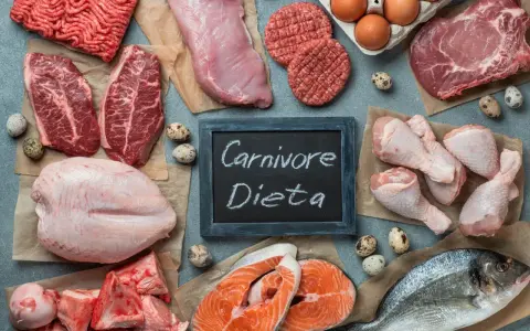 Przykładowy jadłospis dieta karniwora: mięso mielone, steki, indyk, wołowina, jajka, kurczak, łosoś, dorada, kości.