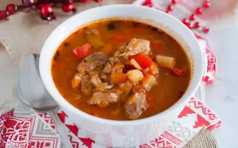 Aromatic keto zupa gulaszowa z kawałkami mięsa i warzyw w głębokim, czerwonym bulionie.