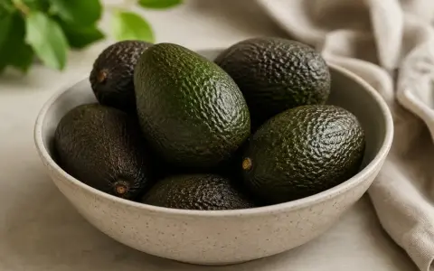 Miseczka pełna dojrzałych awokado, które są skarbnicą zdrowych tłuszczów i witamin.