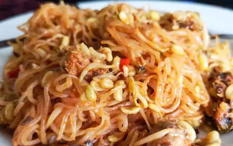 Pyszny makaron konjac z kiełkami fasoli mung i chili. Niskokaloryczna uczta!