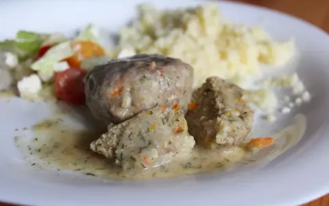 Miękkie pulpety drobiowe w sosie z koperkiem i marchewką, podane z purée ziemniaczanym i sałatką.