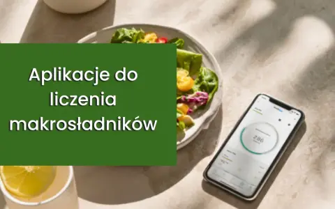 Aplikacja do liczenia makroskładników ułatwia przestrzeganie diety keto. Obok talerza z sałatką leży smartfon z widocznym interfejsem aplikacji.