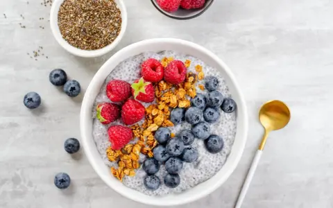 Pudding chia z mascarpone, malinami i borówkami. Idealny deser keto, który zachwyca smakiem i wyglądem.