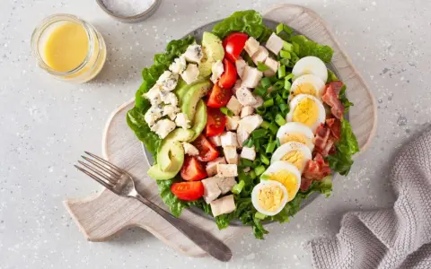 Kolorowa sałatka z kurczakiem, jajkiem, awokado i serem pleśniowym. Idealna na dietę niskowęglowodanową - jadłospis tygodniowy.