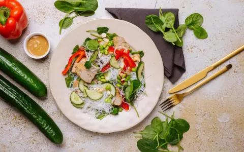 Sałatka z kurczakiem, makaronem ryżowym, ogórkiem, papryką i edamame. Idealna na dietę 1300 kcal.