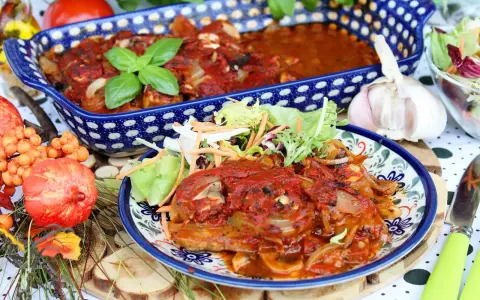 Schab pieczony w sosie pieczarkowym, podany z sałatką. Aromatyczne danie, które zachwyci każdego smakosza.