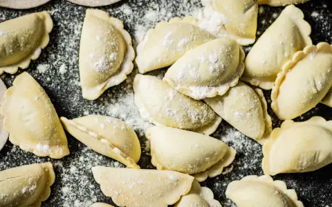 Surowe pierogi, gotowe do gotowania. Idealne na keto obiad, jeśli masz dobry pierogi keto przepis.