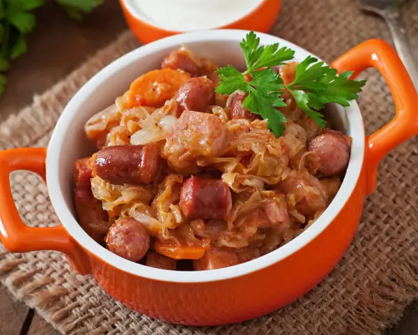 Pyszny bigos z kiełbasą i kapustą. Czy bigos jest keto? Zależy od składników, ale ta wersja wygląda apetycznie!