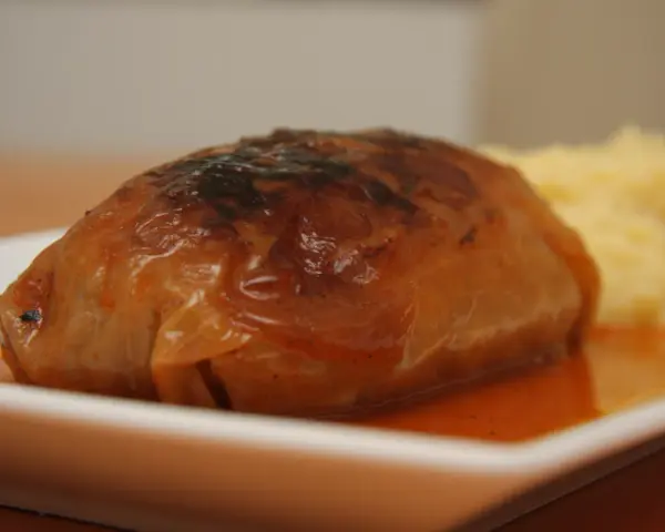Gołąbek w sosie pomidorowym z puree ziemniaczanym. Zastanawiasz się, ile kcal mają gołąbki w sosie pomidorowym?
