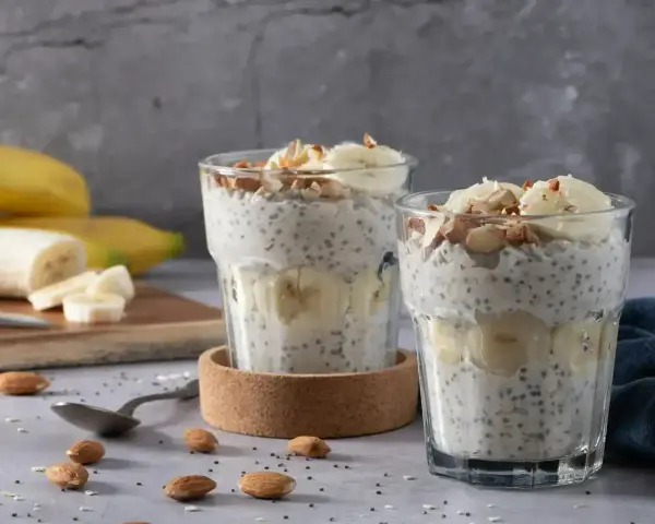 Pyszny deser z nasion chia i bananów, który nie zaszkodzi na stawy. Posypany migdałami.