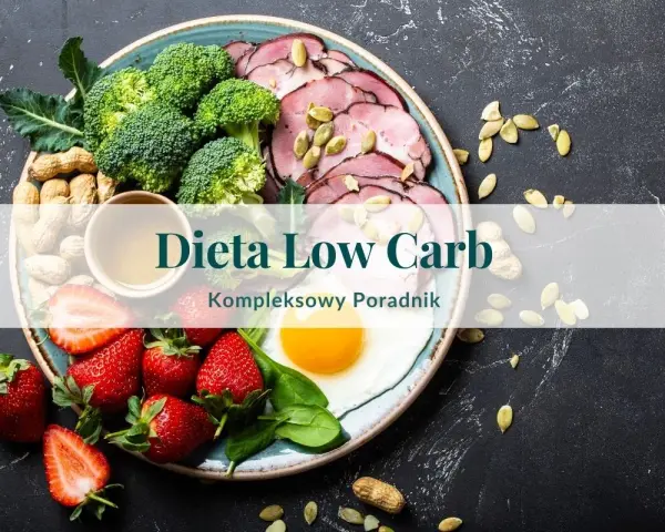 Talerz z jedzeniem na diecie low carb: brokuły, wędlina, jajko sadzone, truskawki i orzeszki. Idealne proporcje dla zdrowia.